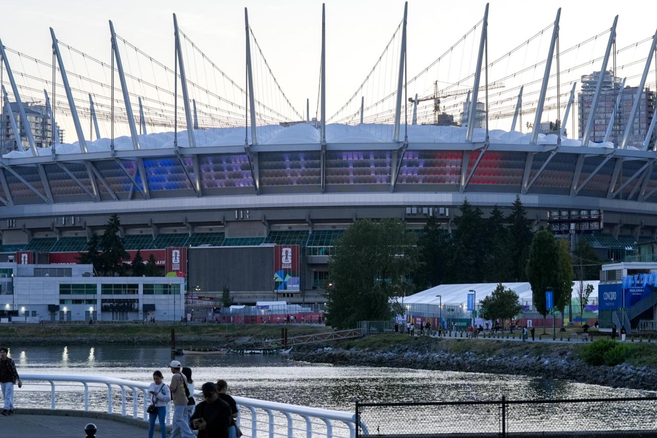Türkiye returns to World Cup stage at stadium that held Olympics, rock legends Image