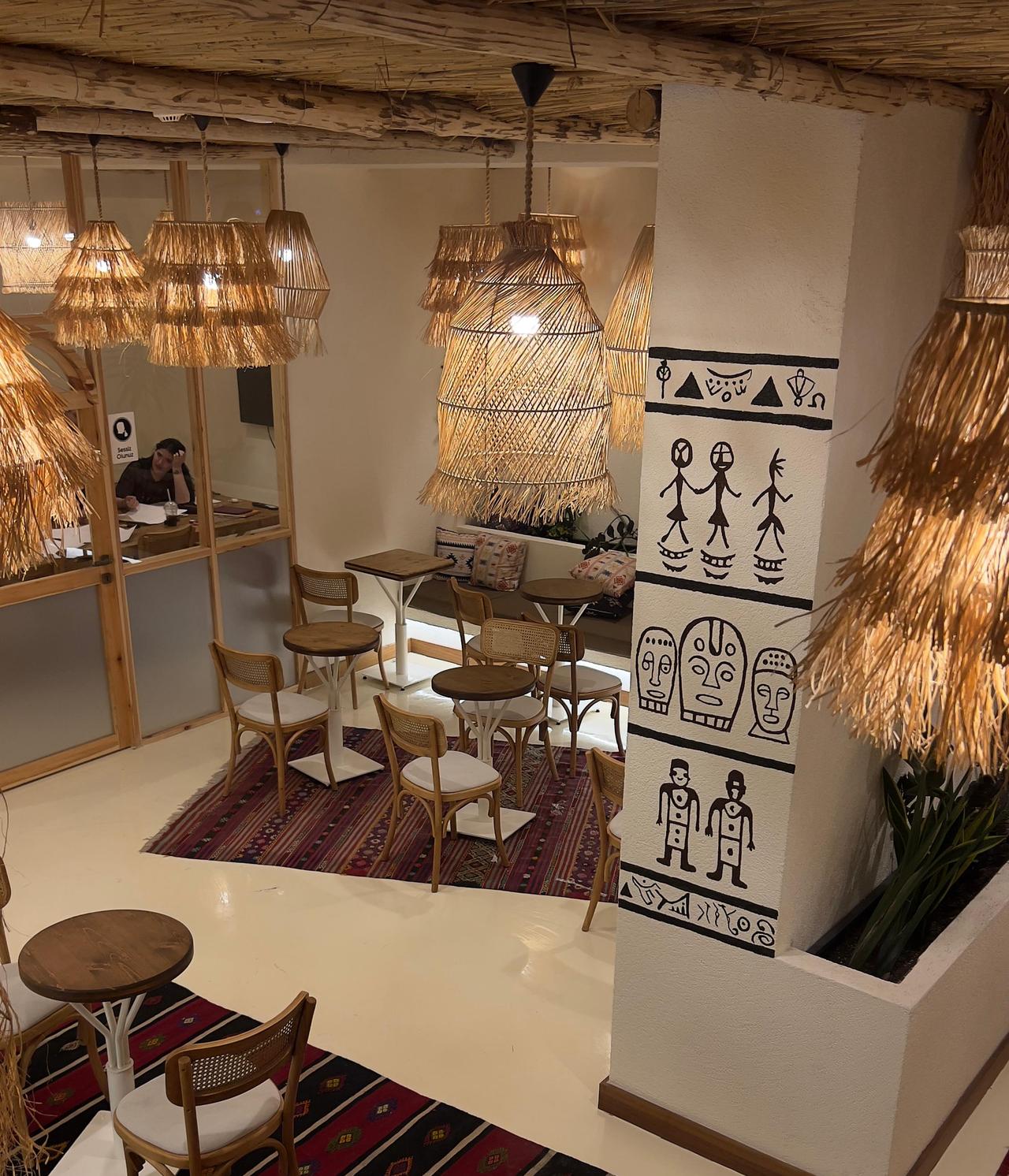 The interior of Gua Café in Ağaoğlu Maslak, where carefully curated colors, materials, and design elements create an aesthetic space tailored for both customers and social media photography. (Photo by Türkiye Today)