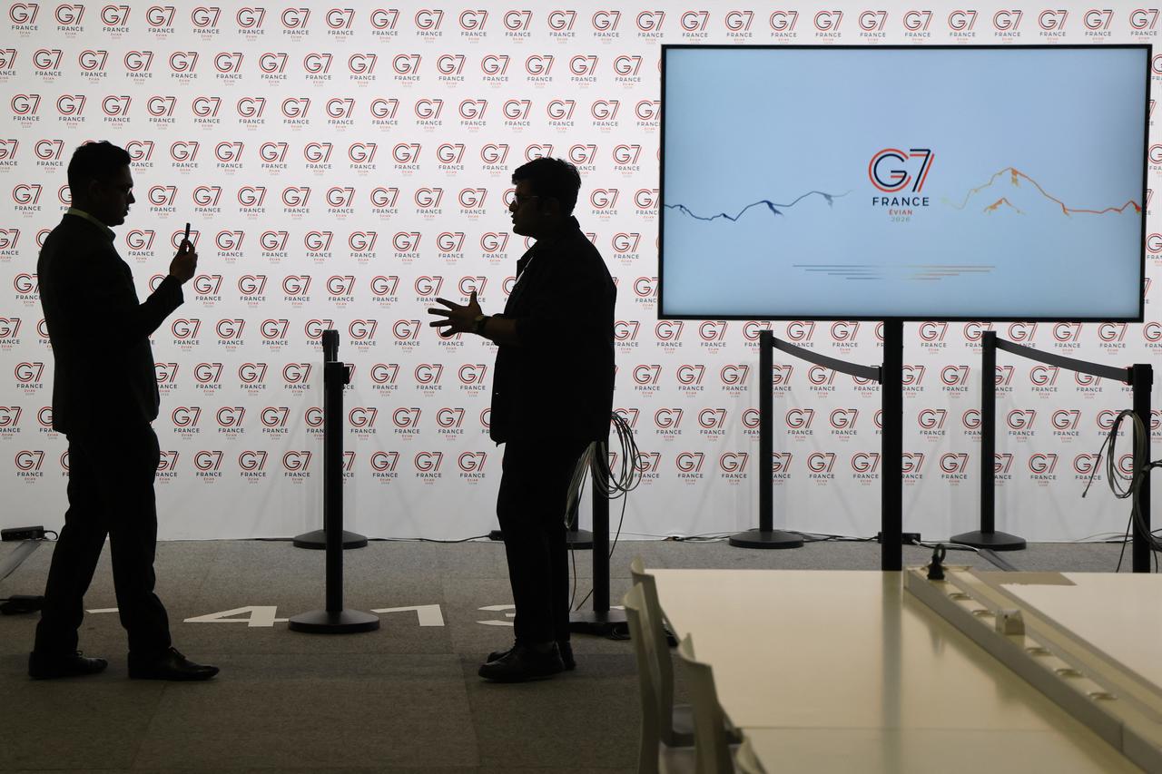 Journalists work at the G7's international press centre a day ahead of the G7 summit, in Publier, near Evian,, eastern France, June 14, 2026. (AFP Photo)