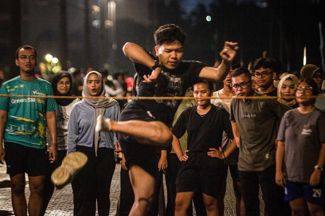 Indonesians use childhood games to fight burnout