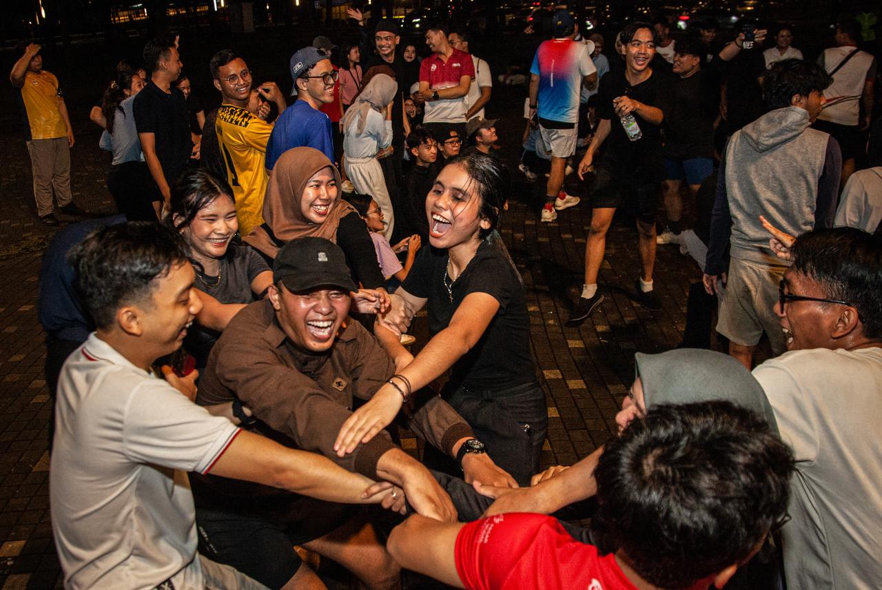 Members of the "Playing Community" group react as they play an Indonesian children's game at the Gelora Bung Karno Stadium compounds in Jakarta on May 22, 2026. (AFP Photo)