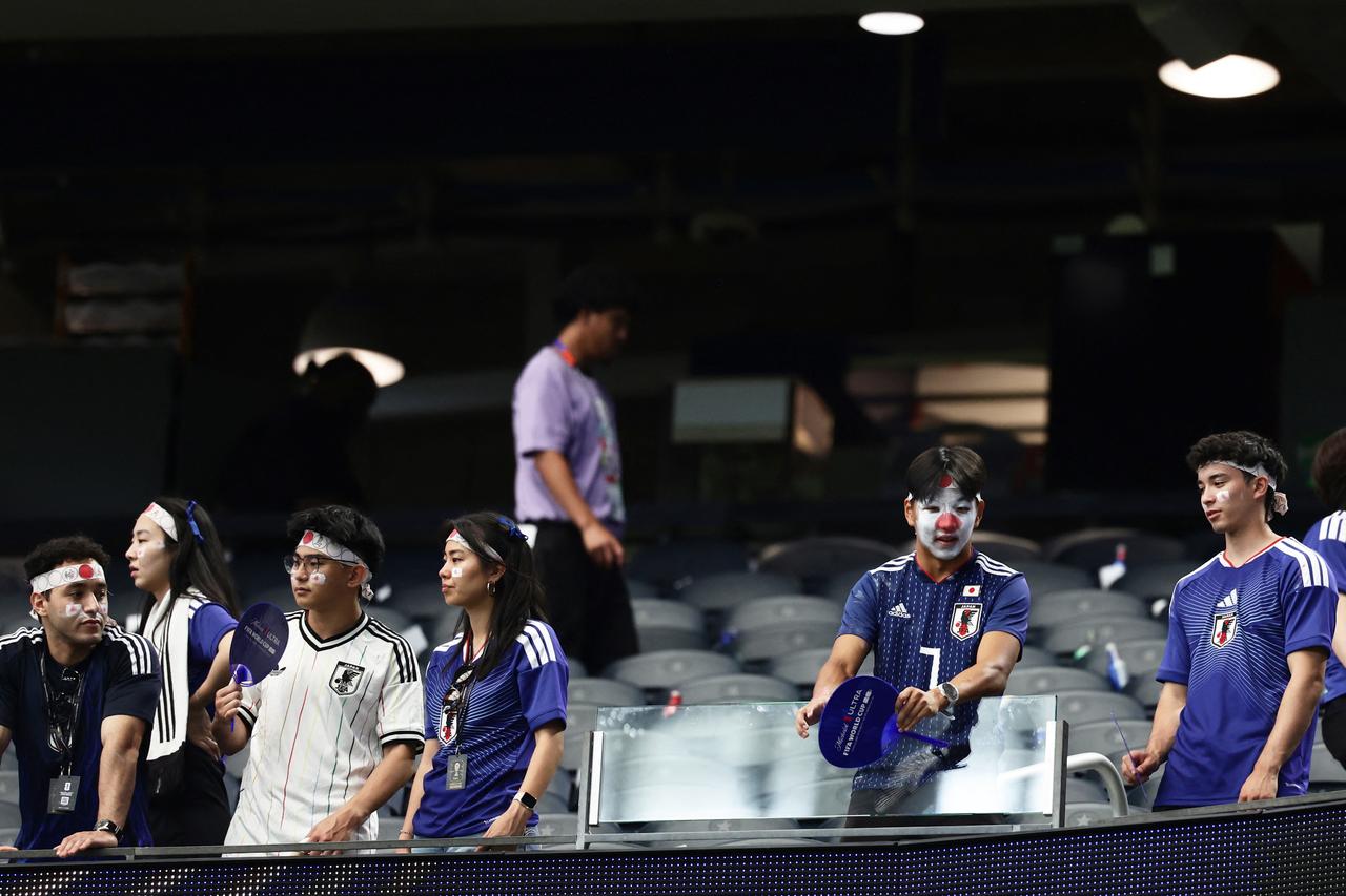 Japan fans clean up World Cup stadium, call it part of 'Japanese culture'
