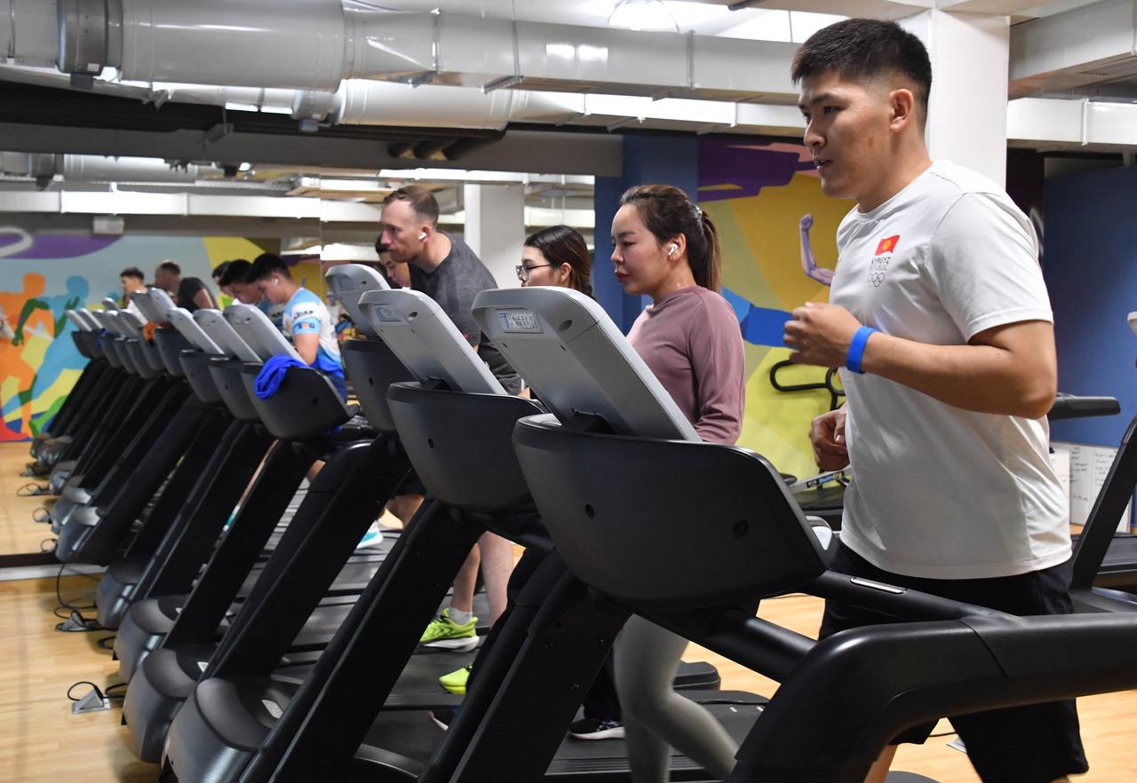Aizaratbek Esenov exercises in gym at the Triathlon Centre in Bishkek on April 29, 2026. (AFP Photo)