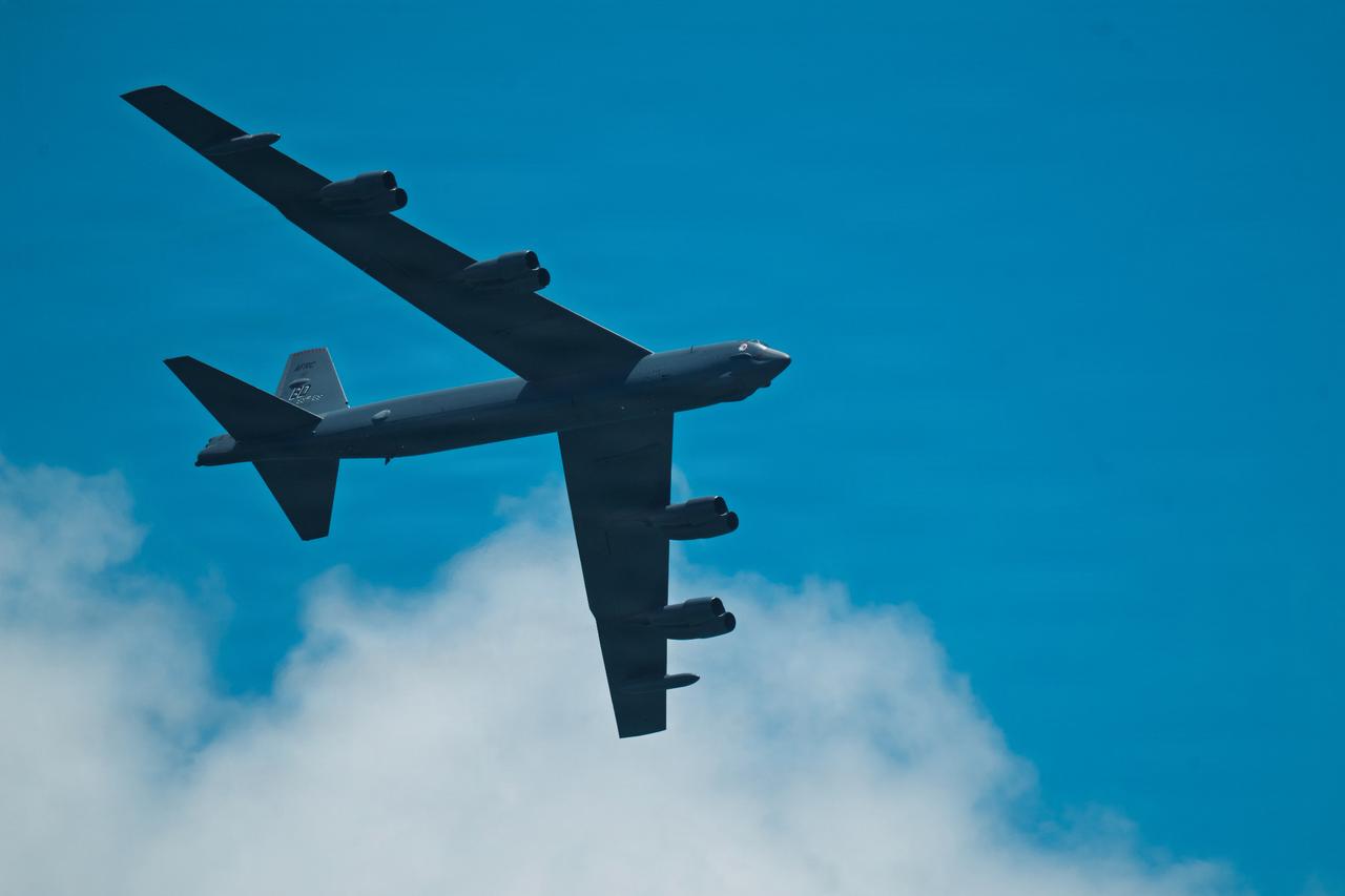 US Air Force's B-52 Stratofortress crashes after takeoff in Mojave Desert
