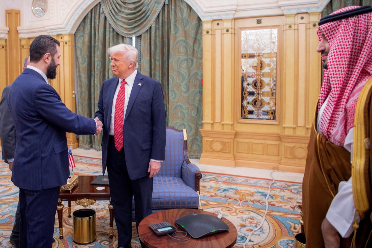 Saudi Crown Prince Mohammed bin Salman (R) watching as US President Donald Trump (C) shakes hands with Syria's interim president Ahmed al-Sharaa in Riyadh, May 14, 2025. (AFP Photo)