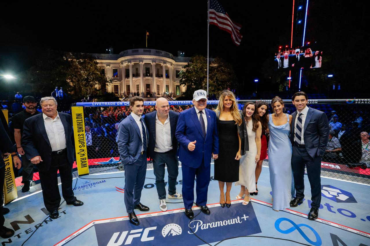 US President Donald Trump, US First Lady Melania Trump, UFC CEO Dana White and other guests stand inside the Octagon at UFC Freedom 250 on the South Lawn of the White House in Washington, DC, June 15, 2026. (AFP Photo)
