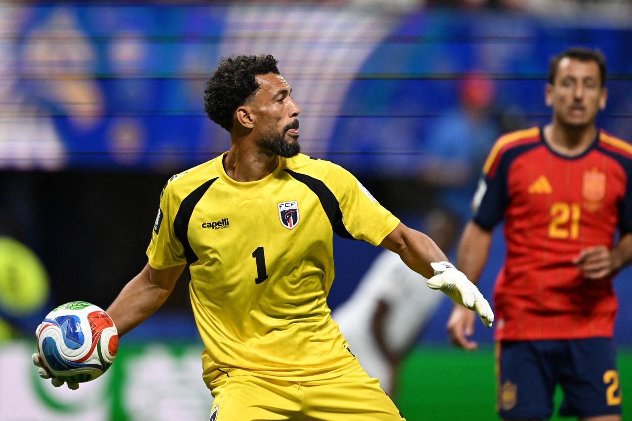 Cape Verde's goalkeeper #01 Vozinha throws the ball during the 2026 World Cup Group H football match between Spain and Cape Verde at the Atlanta Stadium in Atlanta, United States, on June 15, 2026.  (AFP Photo)