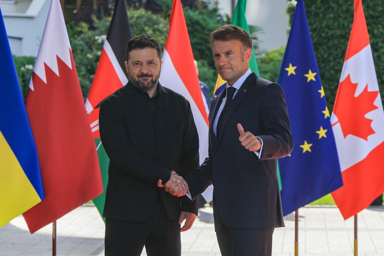 France's President Emmanuel Macron (R) greets Ukraine's President Volodymyr Zelenskyy (L) ahead of the working session with G7 leaders and Ukraine during the G7 summit, in Evian, eastern France, June 16, 2026. (AFP Photo)