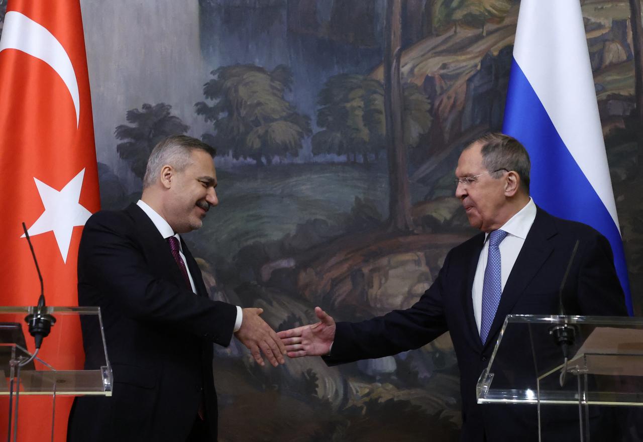 Russian Foreign Minister Sergei Lavrov (R) and his Turkish counterpart Hakan Fidan (L) shake hands during a joint press conference following their meeting in Moscow, Russia, June 16, 2026. (AFP Photo)