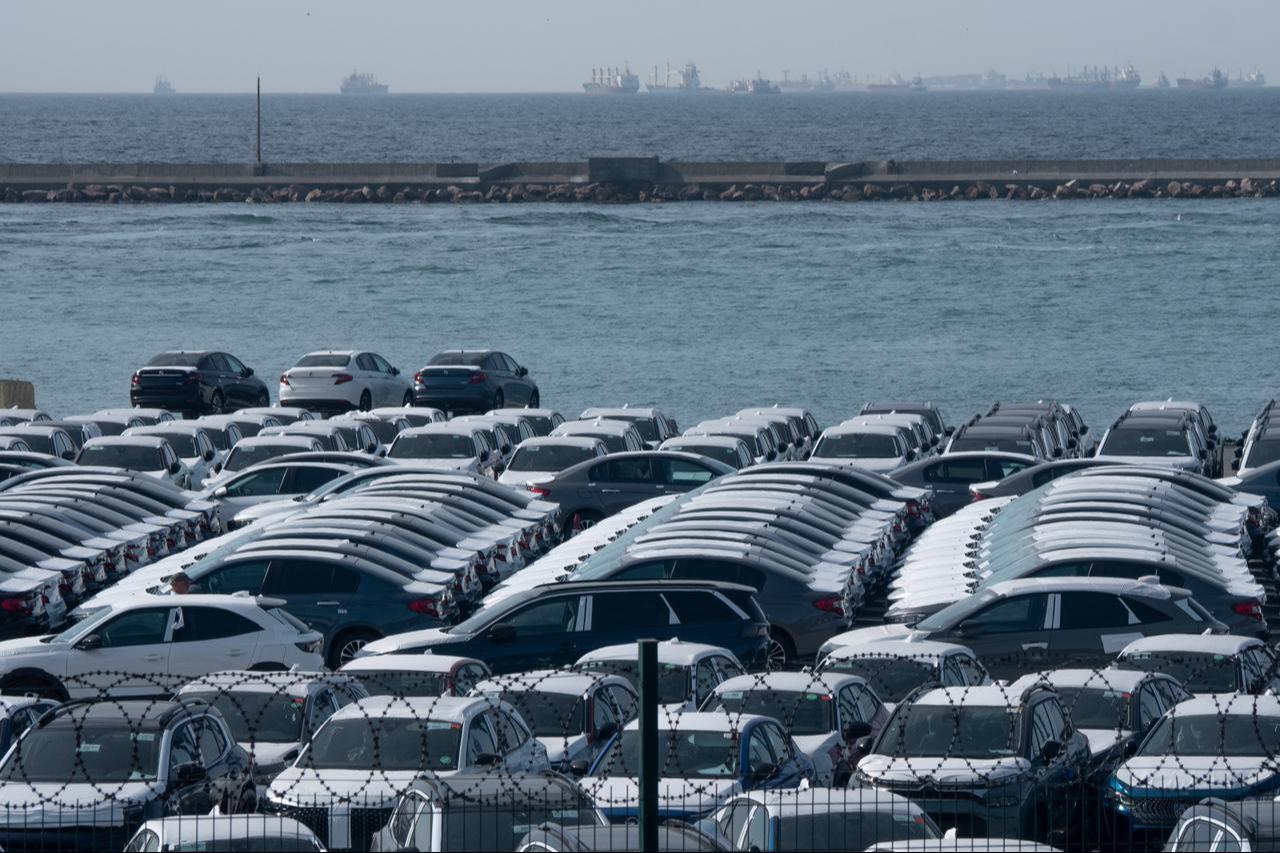 A view shows cars lined up for export and import at the Port of Haydarpasa in Istanbul, Türkiye. (Adobe Stock Photo)