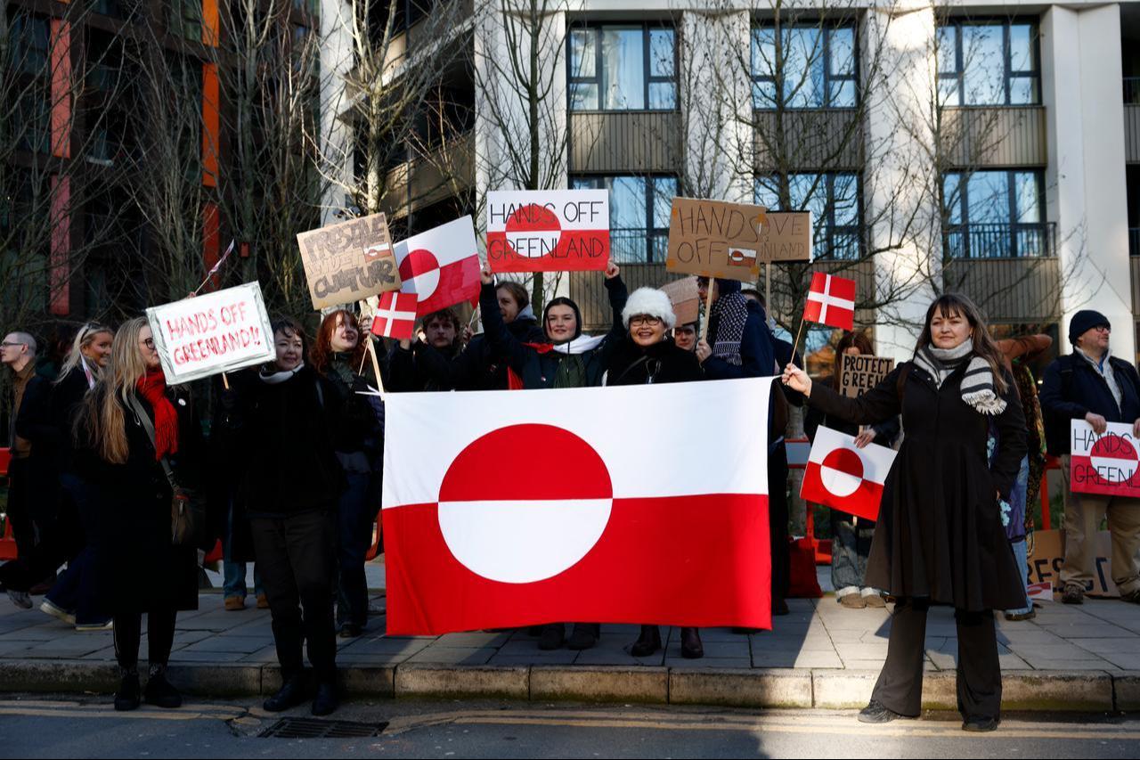 People wave Greenlandic flags as they take part in a demonstration to protest against the US President's plan to take Greenland, outside the US Embassy in London, UK, January 24, 2026. (AFP Photo)