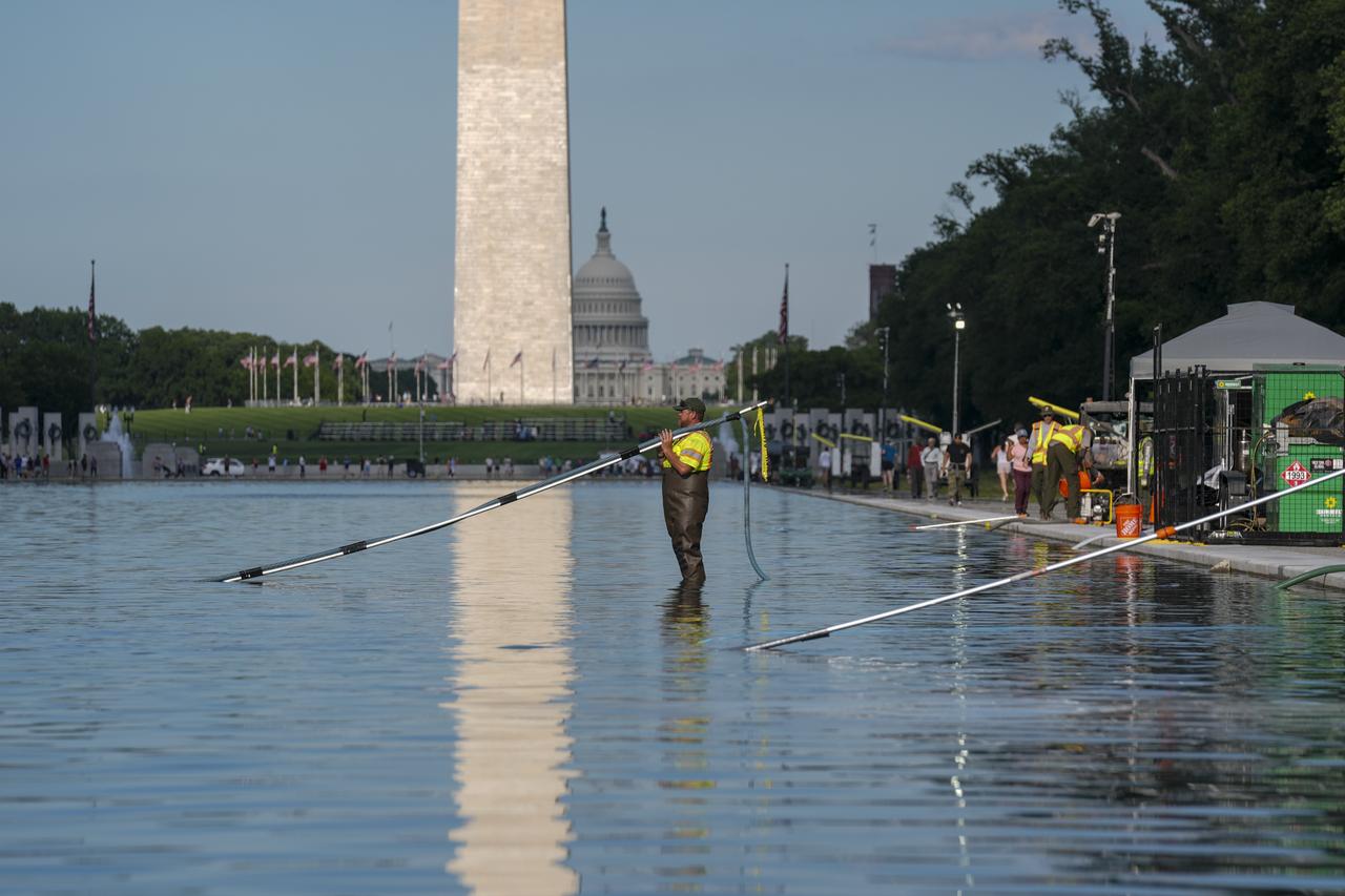 Algae buildup prompts cleanup at Lincoln Memorial Reflecting Pool