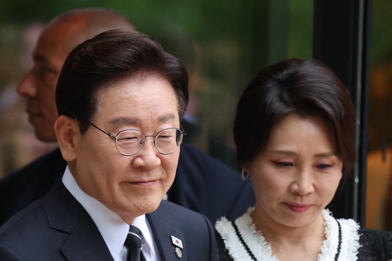 South Korea's President Lee Jae-myung (L) and South Korea's First Lady Kim Hea Kyung arrive before a family photo photograph during a gala dinner as part of the G7 summit, in Evian, eastern France, June 16, 2026. (AFP Photo)