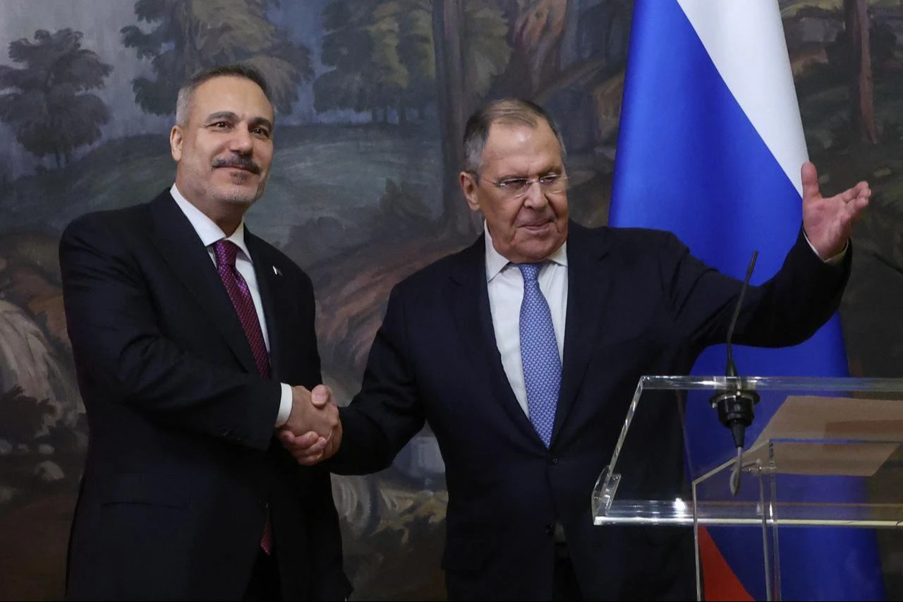 Russian Foreign Minister Sergei Lavrov (R) and his Turkish counterpart Hakan Fidan (L) shake hands during a joint press conference following their meeting in Moscow, Russia, June 16, 2026. (AFP Photo)