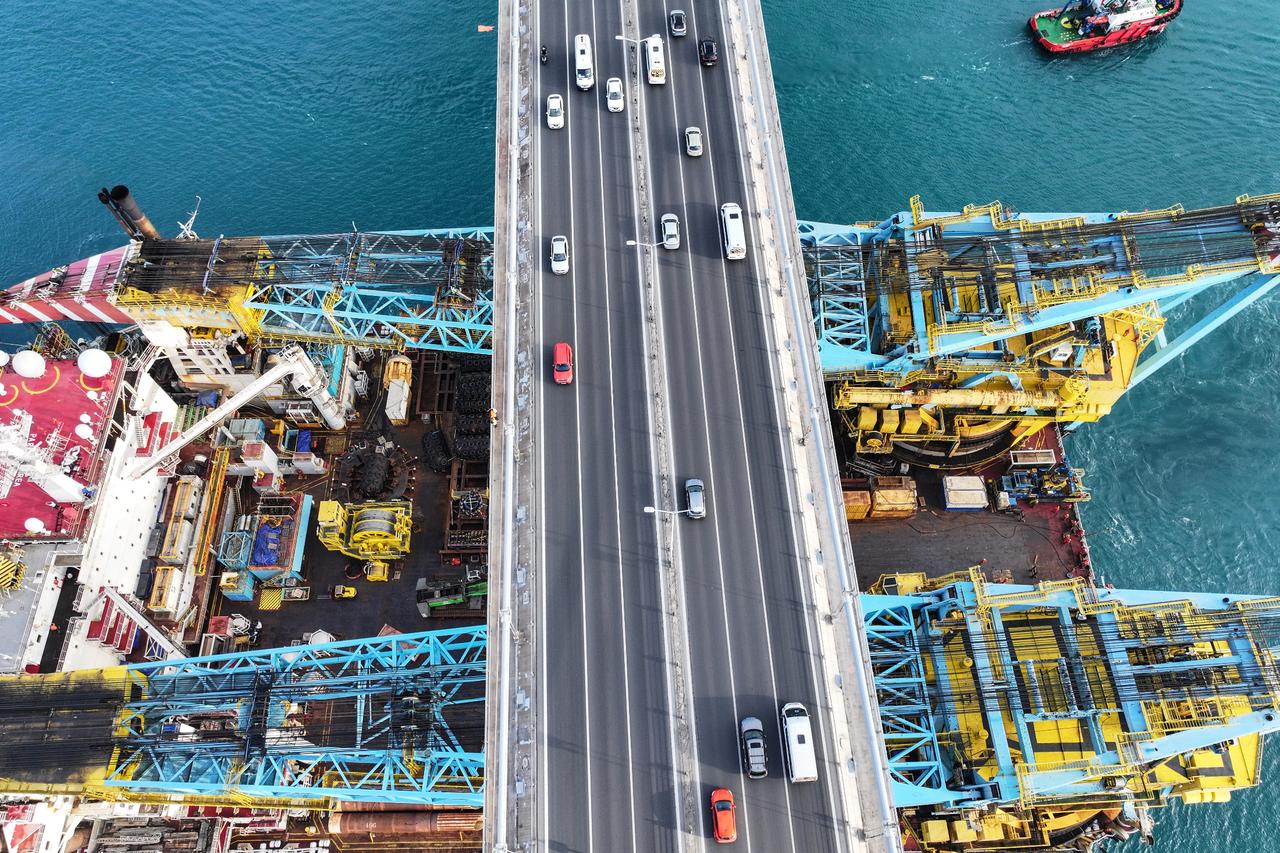 World's 3rd-largest crane vessel 'Saipem 7000' transits Türkiye's Bosphorus