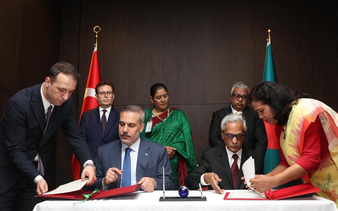Turkish Foreign Minister Hakan Fidan and Bangladeshi Minister of Cultural Affairs Nitai Roy Chowdhury sign "Memorandum of Understanding on Cooperation in the Field of Protection of Cultural Heritage between the Governments of Türkiye and Bangladesh" in Dhaka, Bangladesh on June 05, 2026. (Turkish Foreign Ministry/AA Photo)
