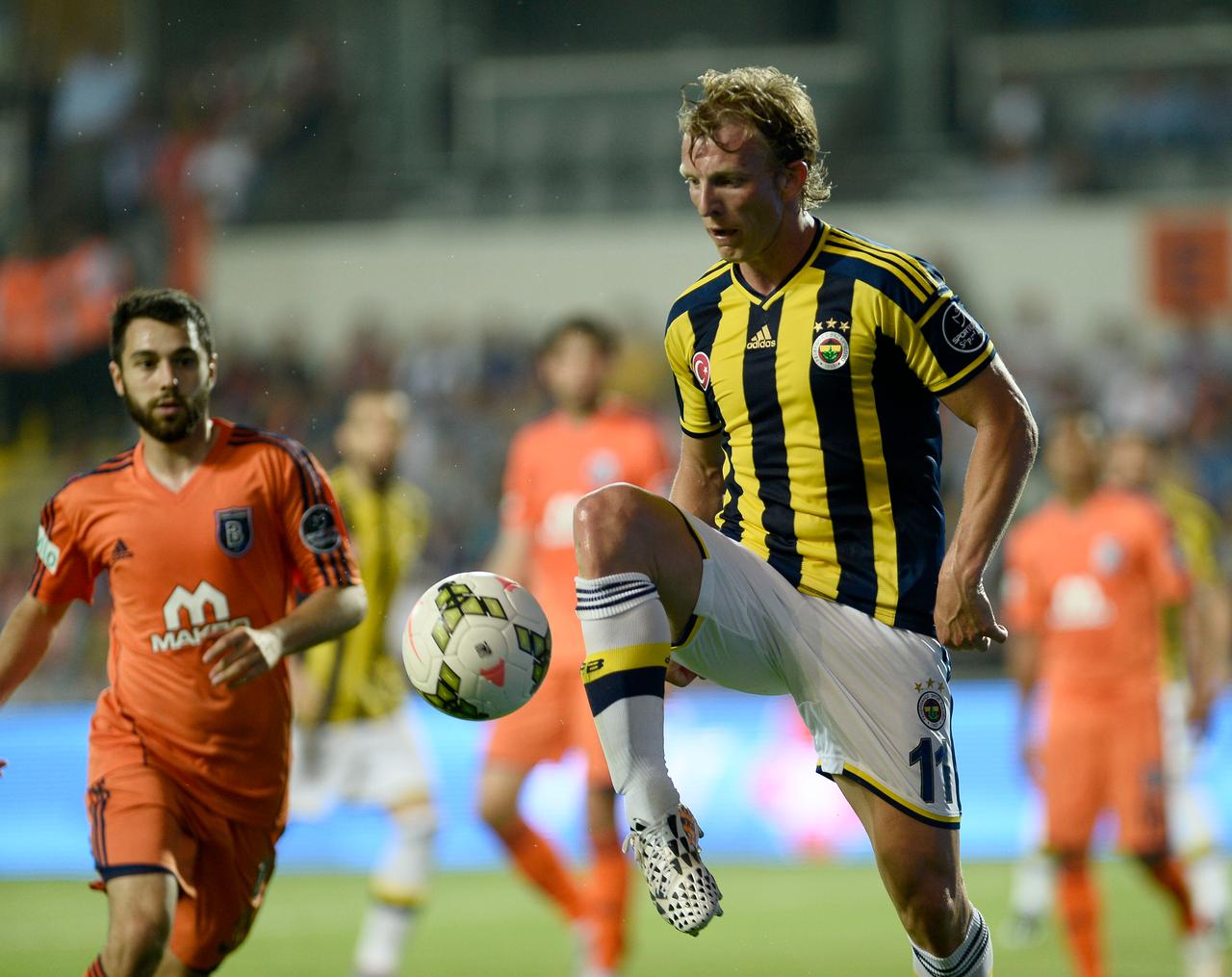 Dirk Kuyt of Fenerbahce in action during the Turkish Spor Toto Super League football match between Istanbul Basaksehir and Fenerbahce at Fatih Terim Stadium in Istanbul, Türkiye, May 25, 2015. (AA Photo)