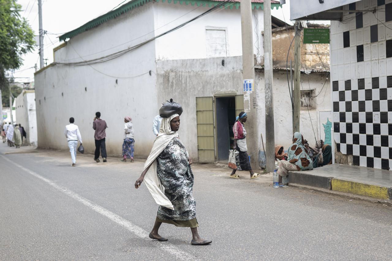 A woman carries goods on her head in Harar, Ethiopia, May 29, 2026. (AA Photo)