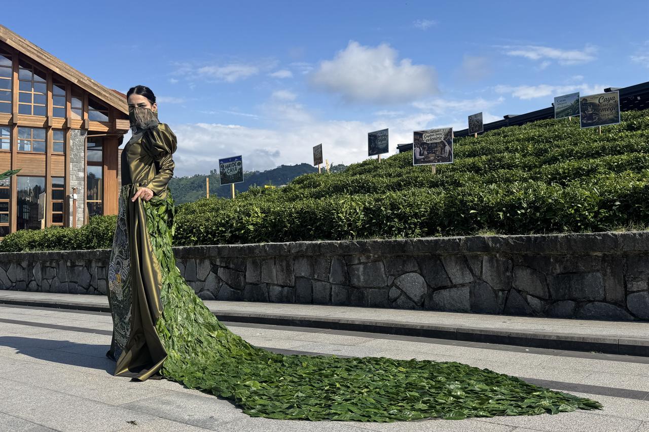 Iranian student in Türkiye designs dress with 5,000 fresh tea leaves