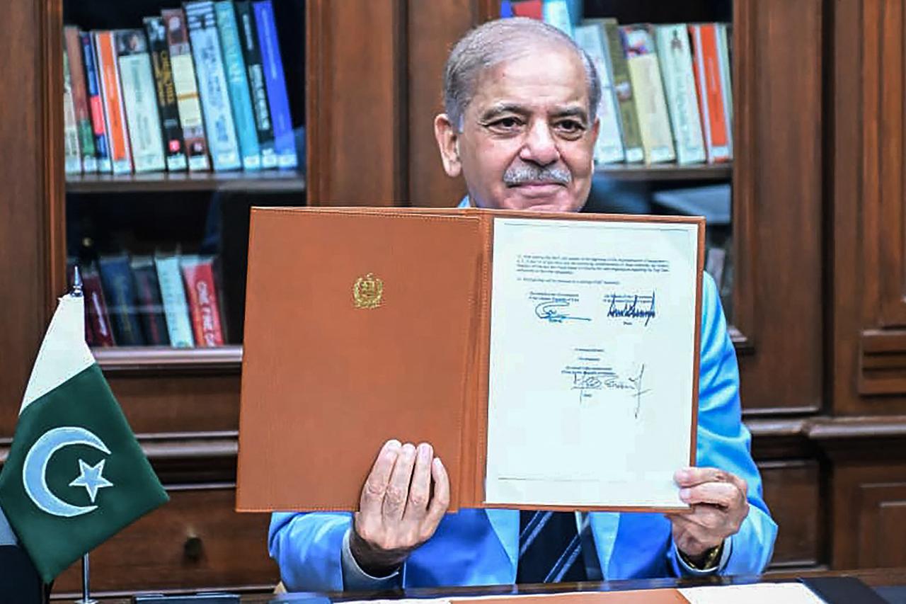Pakistan's Sharif signs Islamabad MoU as mediator