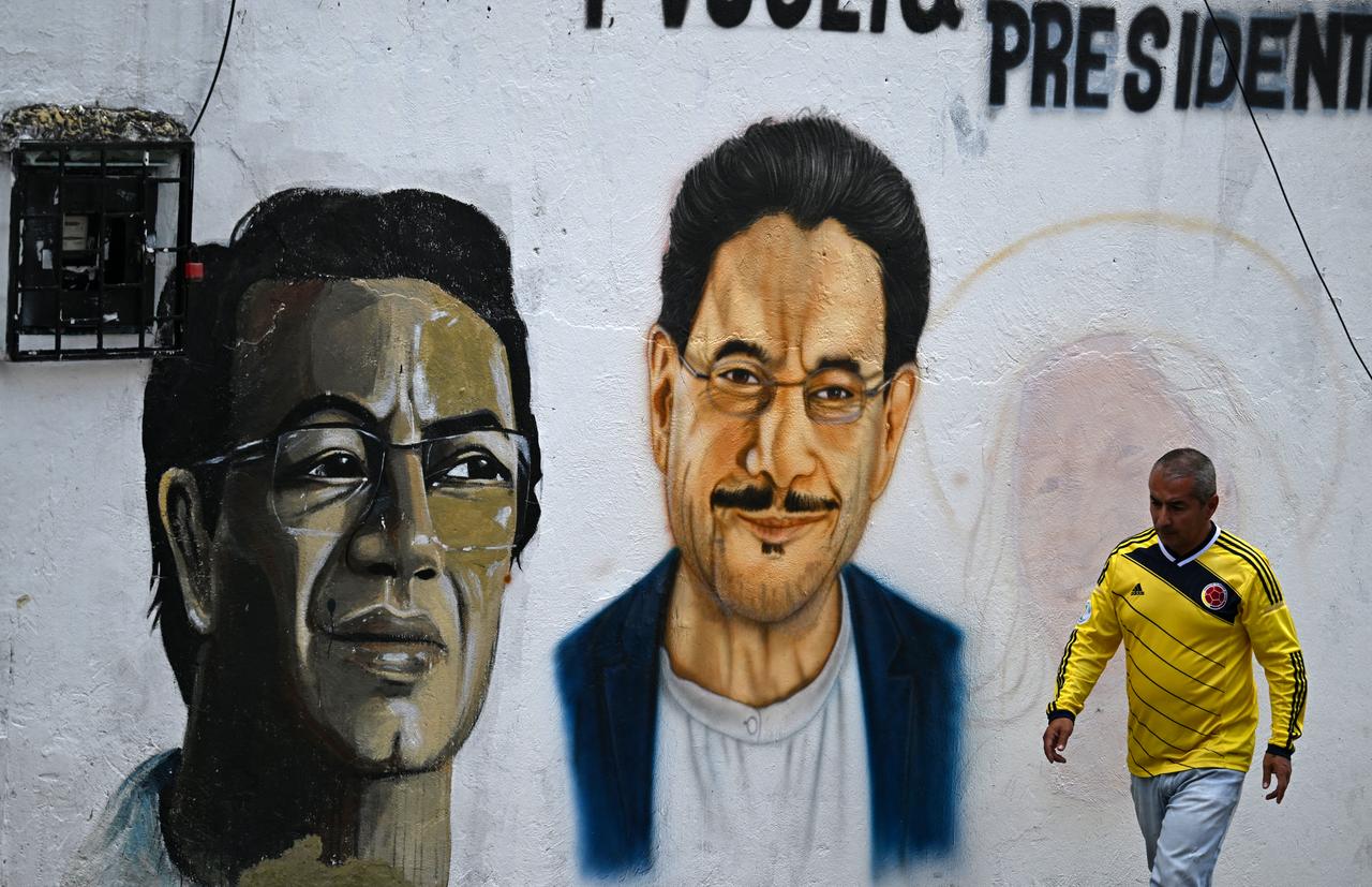A man walks past a mural painting of Colombia's presidential candidate for the Pacto Historico party Ivan Cepeda, at Ciudad Bolivar neighbourhood, in southern Bogota, on June 17, 2026. (AFP Photo)
