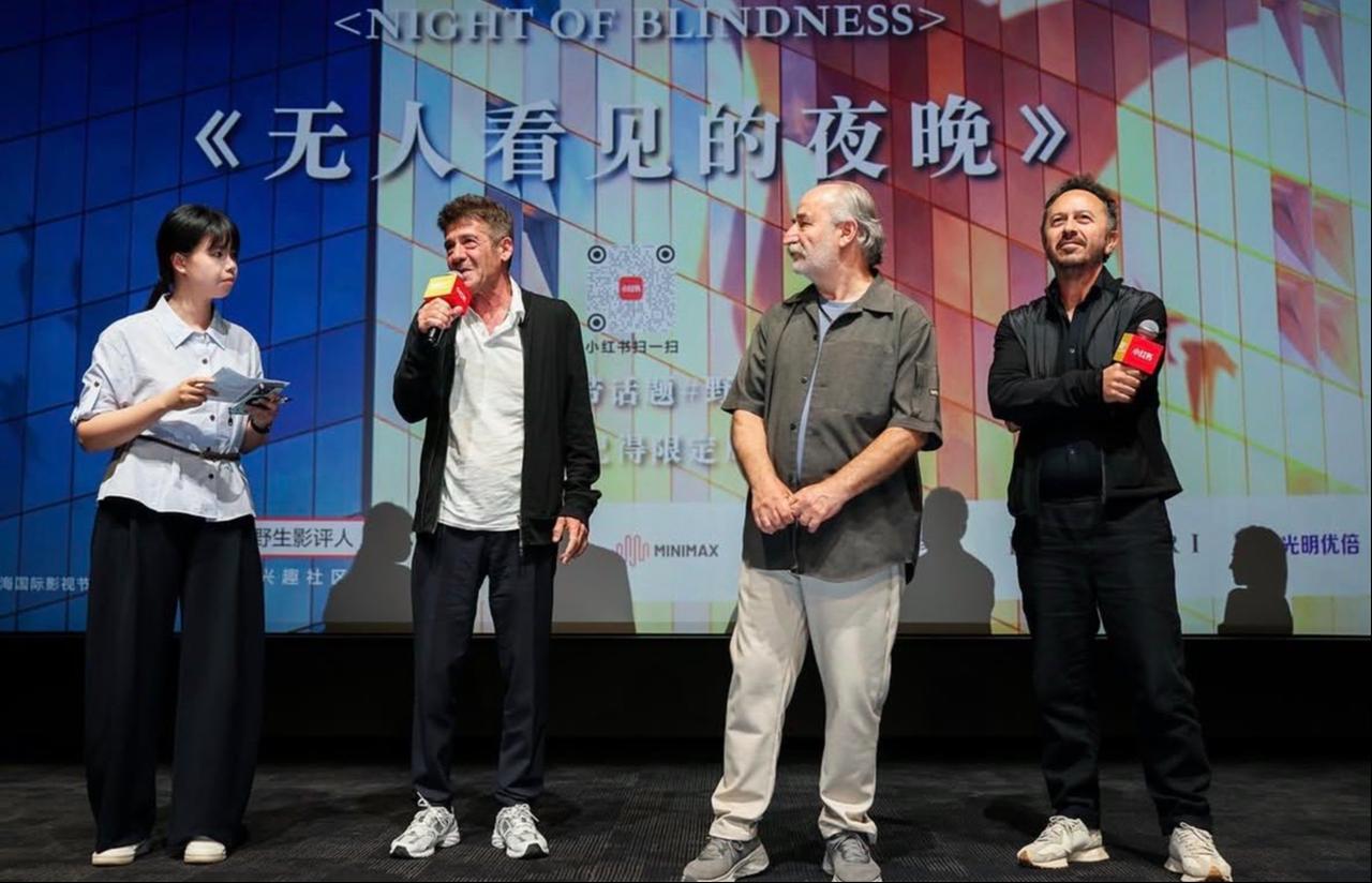 Director Reis Çelik speaks at the world premiere of “Night of Blindness” during the 28th Shanghai International Film Festival in Shanghai, China, June 2026. (Photo via X/@trt12punto)