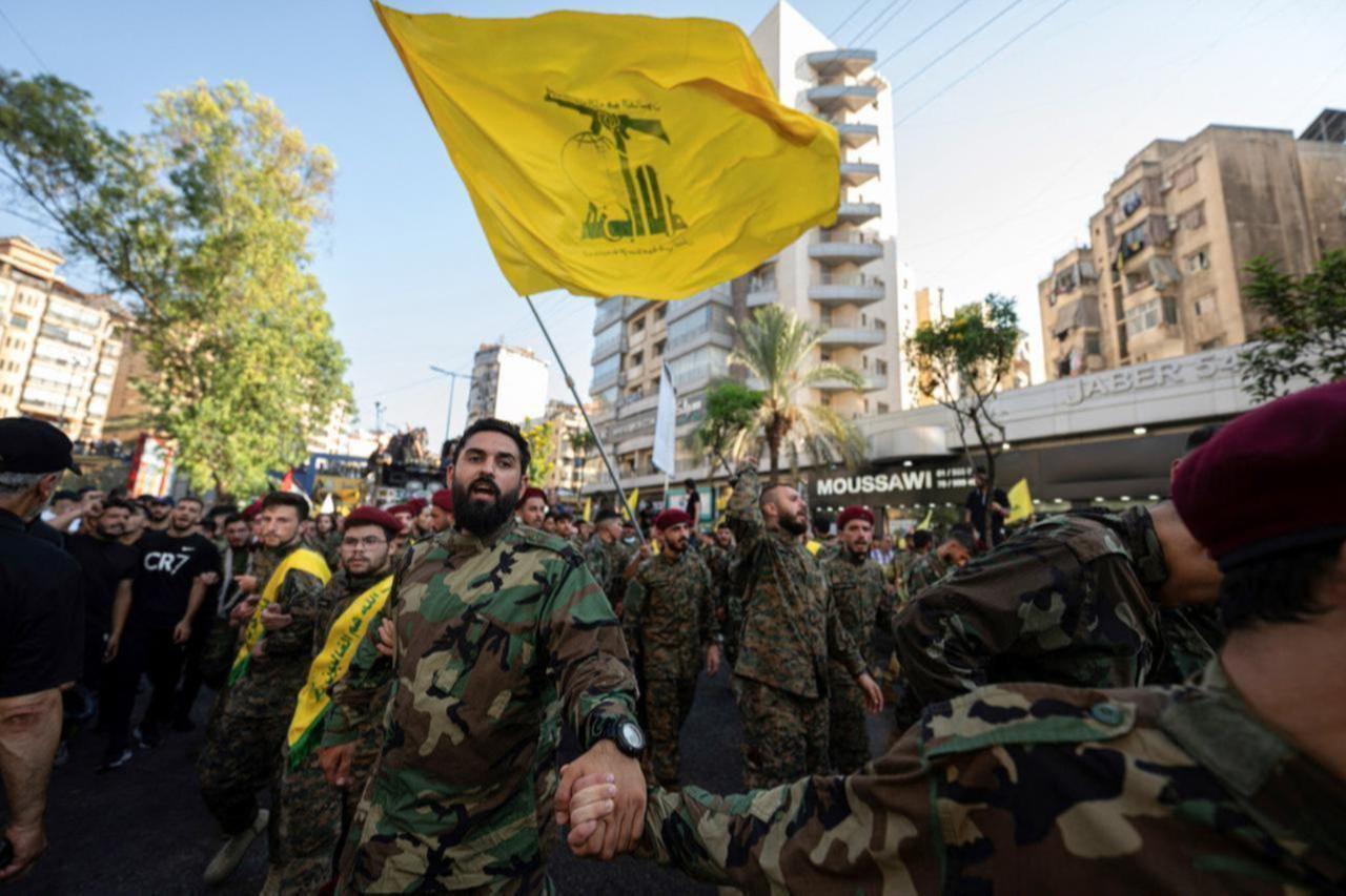 Hezbollah operatives form a human barrier during the funeral procession of late top Hezbollah military commander Fuad Shukr in Beirut's southern suburbs, Lebanon, August 1, 2024. (AFP Photo)