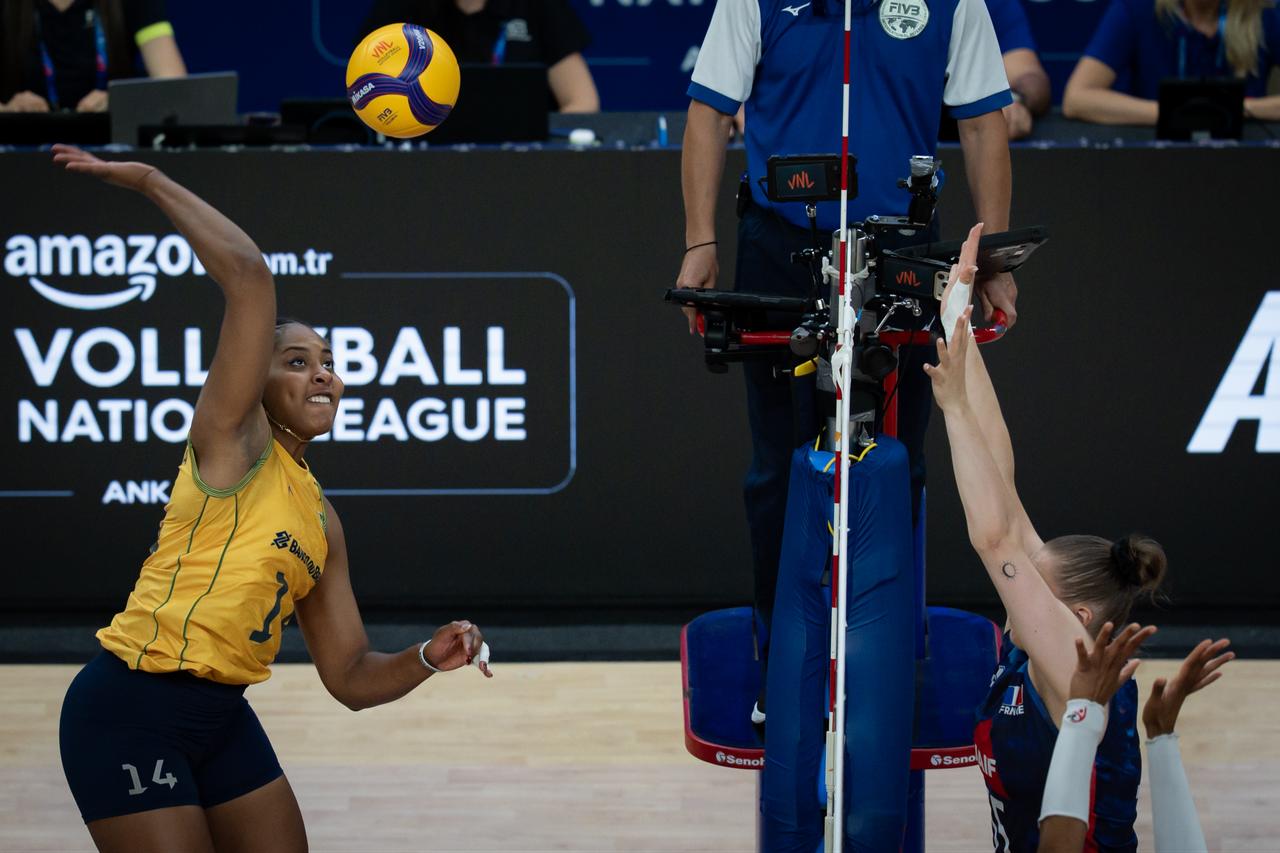 Ana Cristina (L) of Brazil competes against France during the Volleyball Nations League (VNL) match between France and Brazil at Ankara Sports Hall in Ankara, Turkiye, June 17, 2026. (AA Phoro)