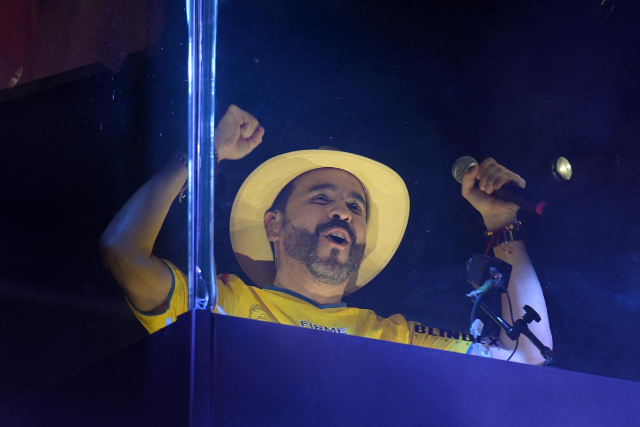Colombia's presidential candidate Abelardo de la Espriella of the Salvadores de la Patria movement gestures as he speaks to supporters behind a bulletproof glass during his closing  campaign rally in Buga, Valle del Cauca department, Colombia on June 14, 2026. (AFP Photo)