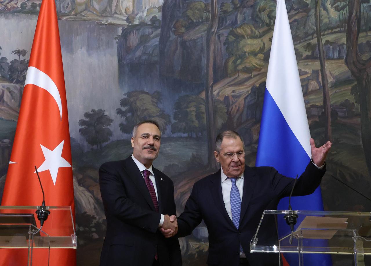 Russian Foreign Minister Sergey Lavrov and his Turkish counterpart Hakan Fidan shake hands during a joint press conference in Moscow, June 16, 2026. (AFP Photo)