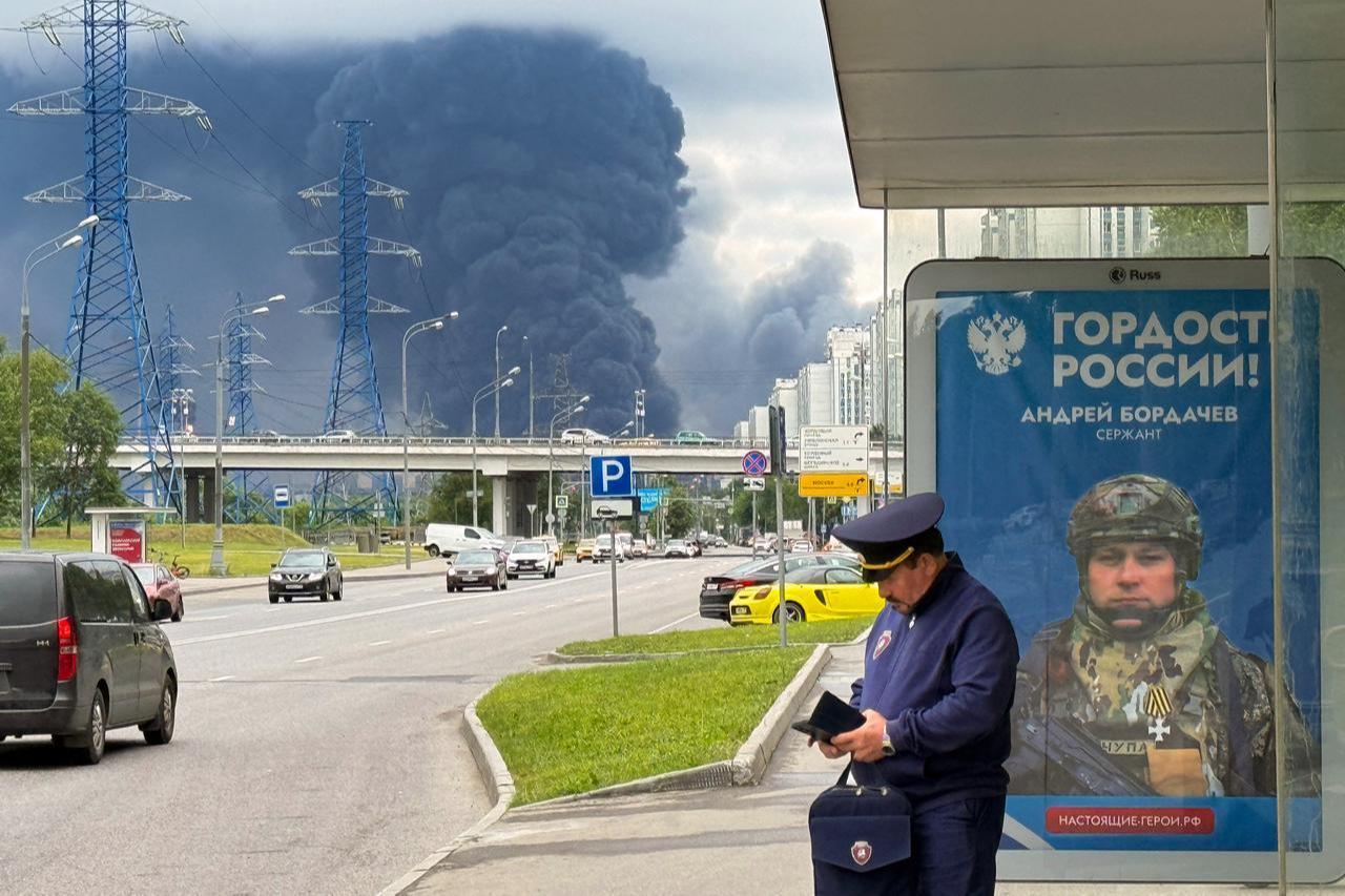 Black smoke rises from the area of the Russian oil producer Gazprom Neft's Moscow oil refinery on the south-eastern outskirts of Moscow on June 18, 2026. (AFP Photo)