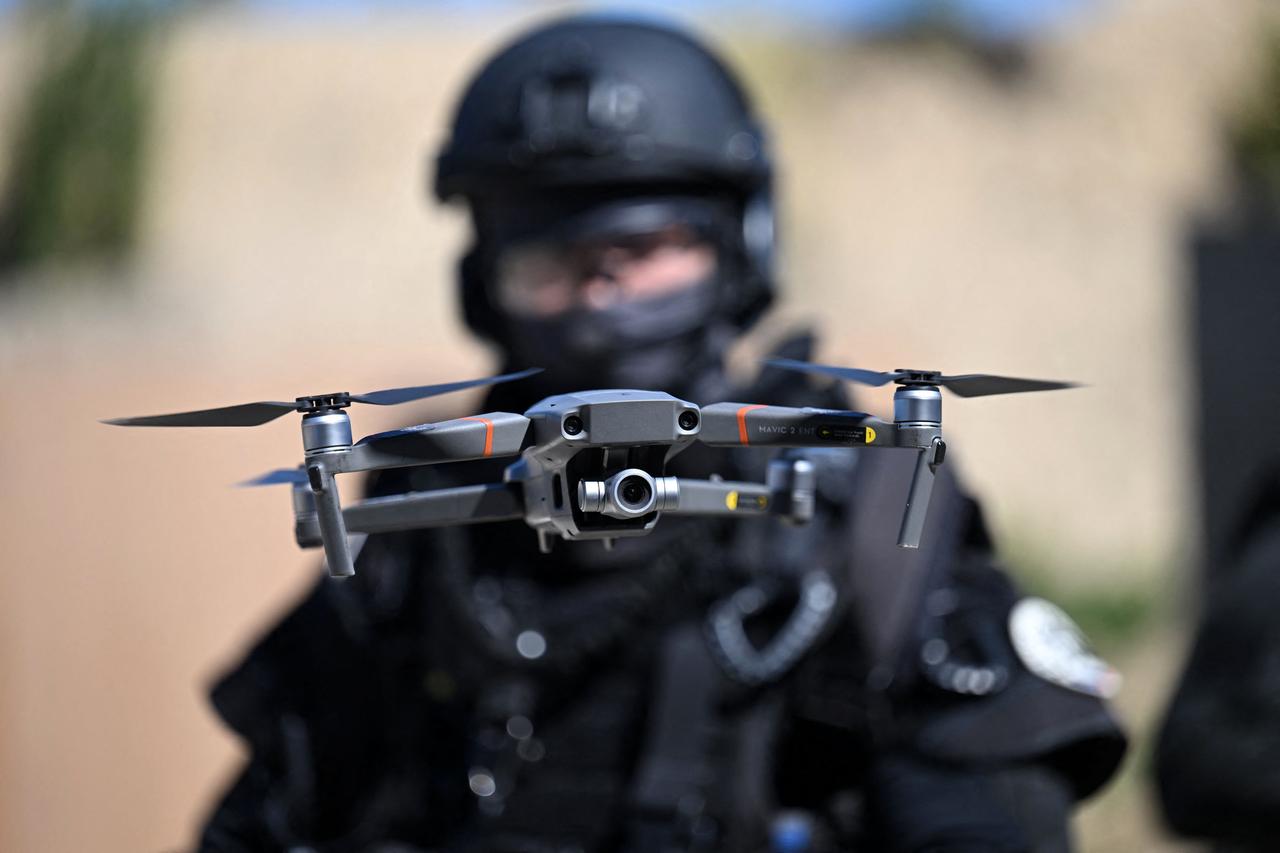 A member of France's Recherche, Assistance, Intervention, Dissuasion (RAID) flies a drone as he takes part in a demonstration at the Eurosatory international land and airland defence and security trade fair, in Villepinte, a northern suburb of Paris, France, June 12, 2022. (AFP Photo)
