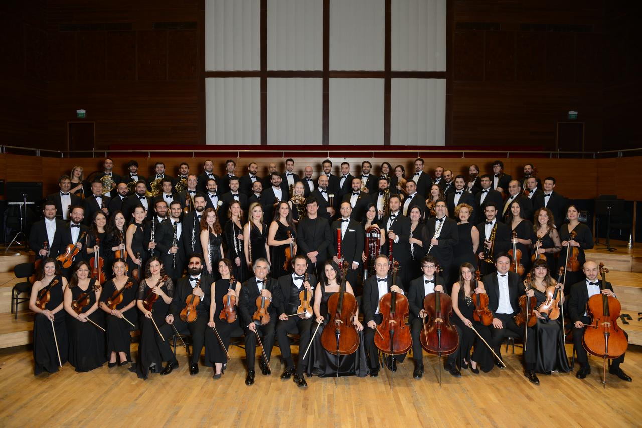 Tekfen Philharmonic Orchestra, one of the major ensembles in the 54th Istanbul Music Festival program, poses for a group photo. (Photo via IKSV)