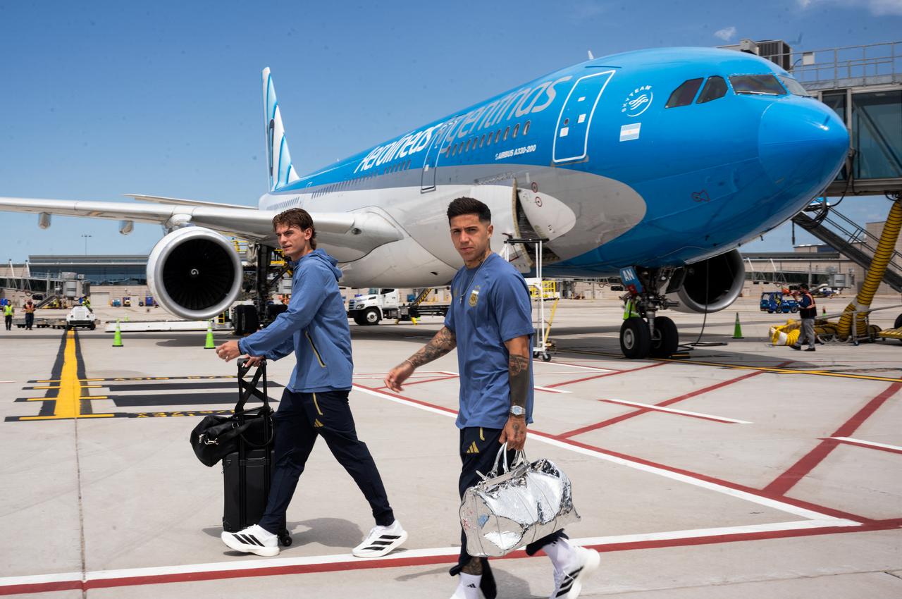 Members of Argentina's national football team, including Nico Paz (L) and Enzo Fernandez (R), arrive at Kansas City International Airport in Kansas City, Missouri, on May 31, 2026 to set up camp ahead of the FIFA World Cup. (AFP Photo)