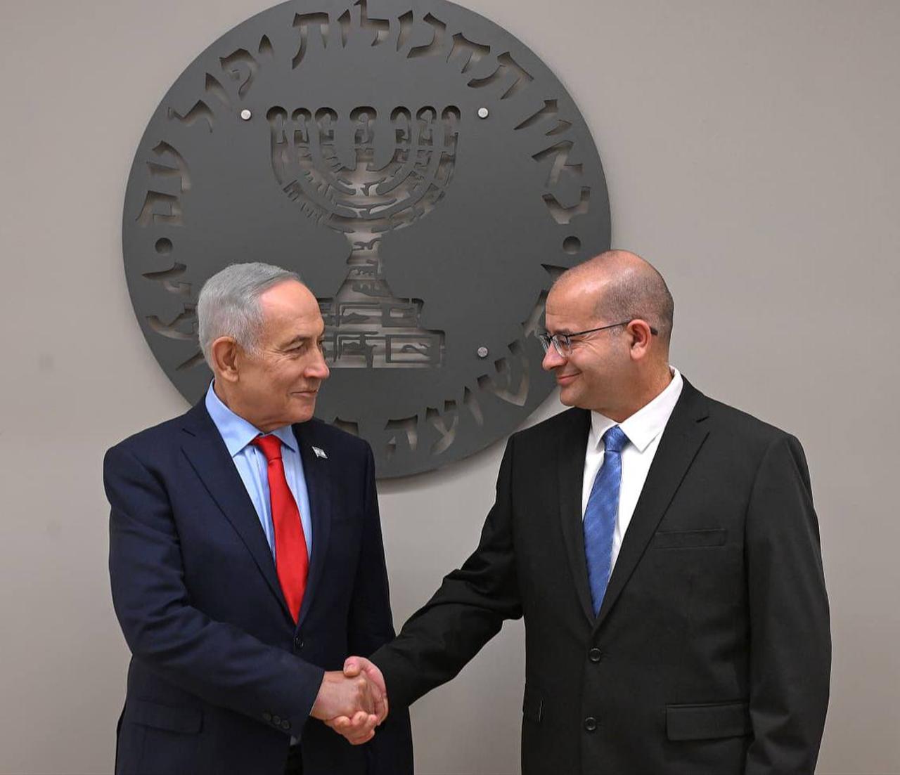 The photo shows the Mossad director Roman Gofman (R), Israeli Prime Minister Benjamin Netanyahu (L), during a handover ceremony in Israel, June 2, 2026. (Photo via Telegram)