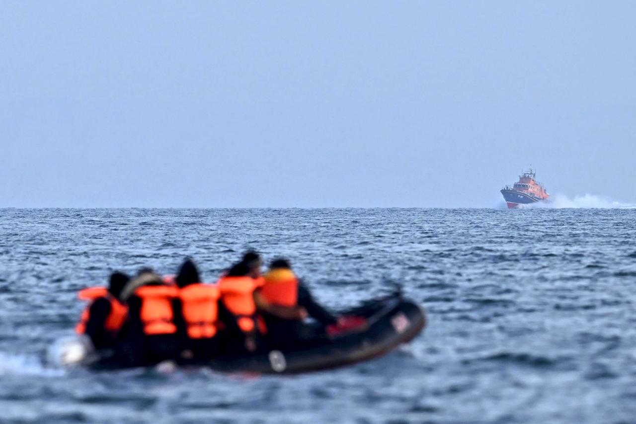 Royal National Lifeboat makes its way towards migrants on the south coast of England, on April 5, 2023. (AFP Photo)