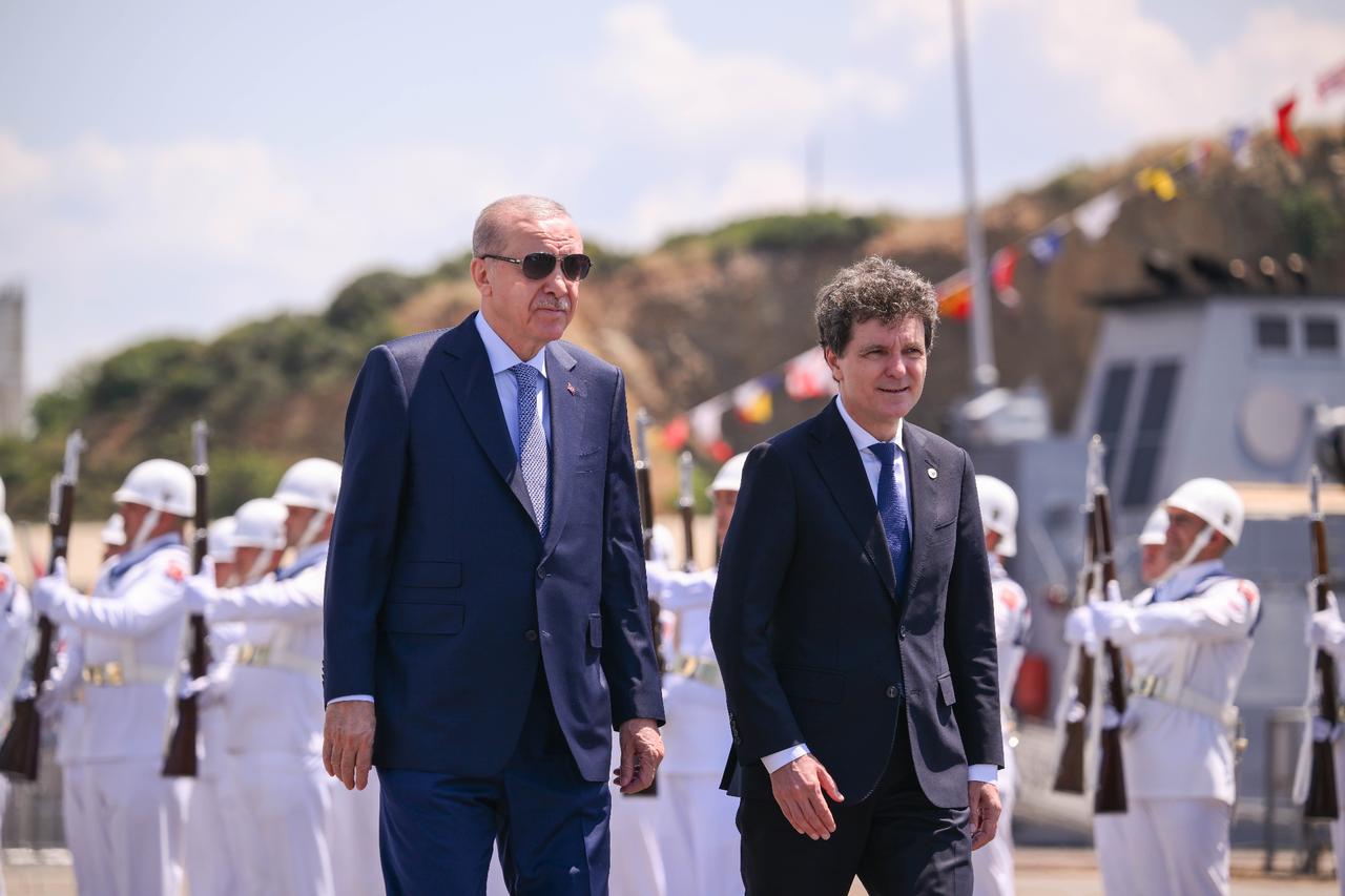 Erdogan, meets Romanian counterpart as Türkiye delivers first NATO, EU warship export