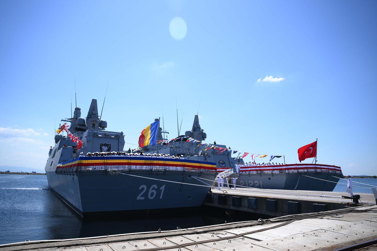 Cam. Roman offshore patrol vessel (OPV) of Romanian Naval Forces, and Turkish Naval Forces’ TCG Kochisar OPV at Istanbul Shipyard Command in Istanbul, June 20, 2026. (AA Photo)
