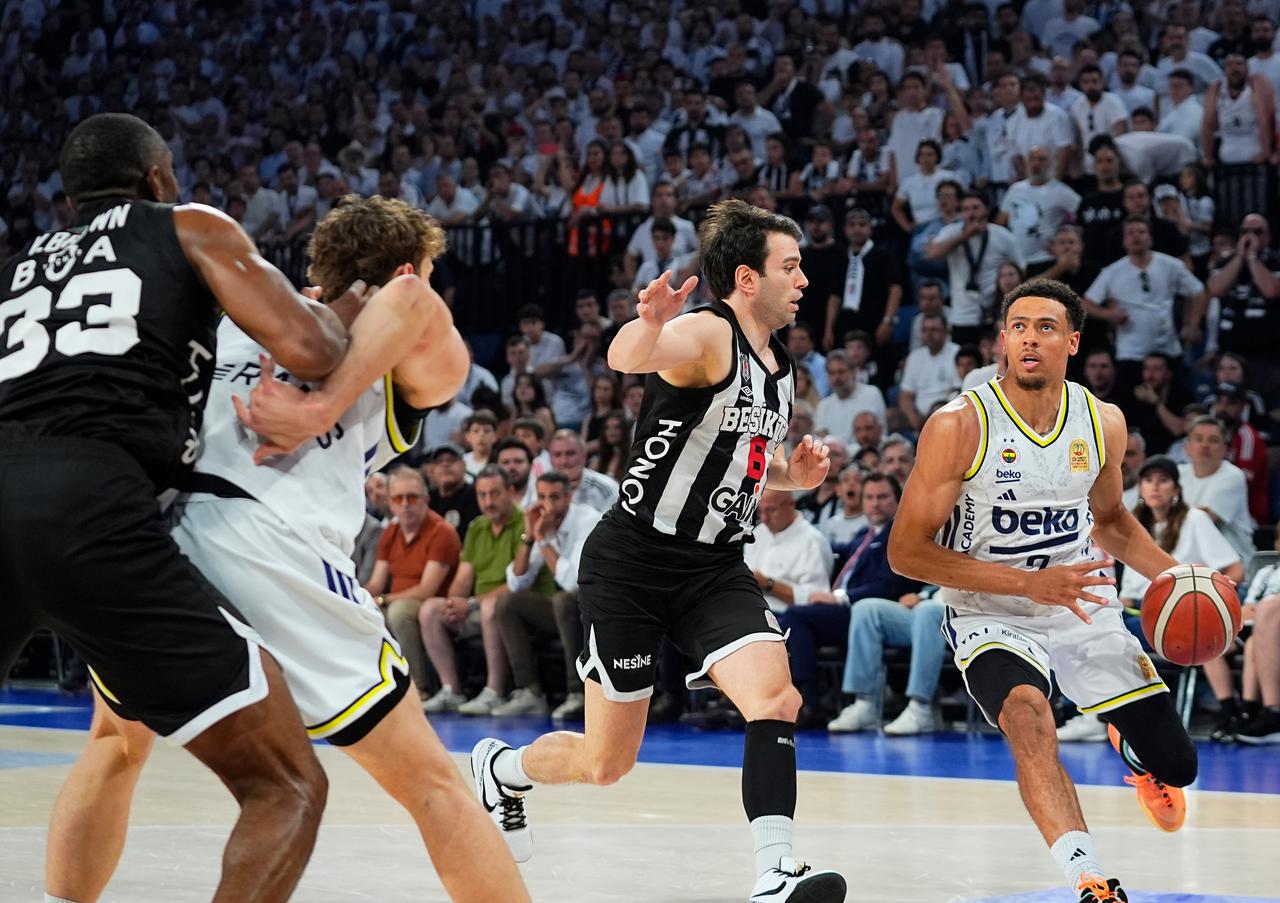 Fenerbahce Beko's Wade Baldwin (R) drives toward the basket as Besiktas GAIN's Berk Ugurlu (second from right) defends during Game 3 of the Turkish Basketball Super League playoff finals at Sinan Erdem Sports Hall in Istanbul, Türkiye, June 17, 2026. (AA Photo)