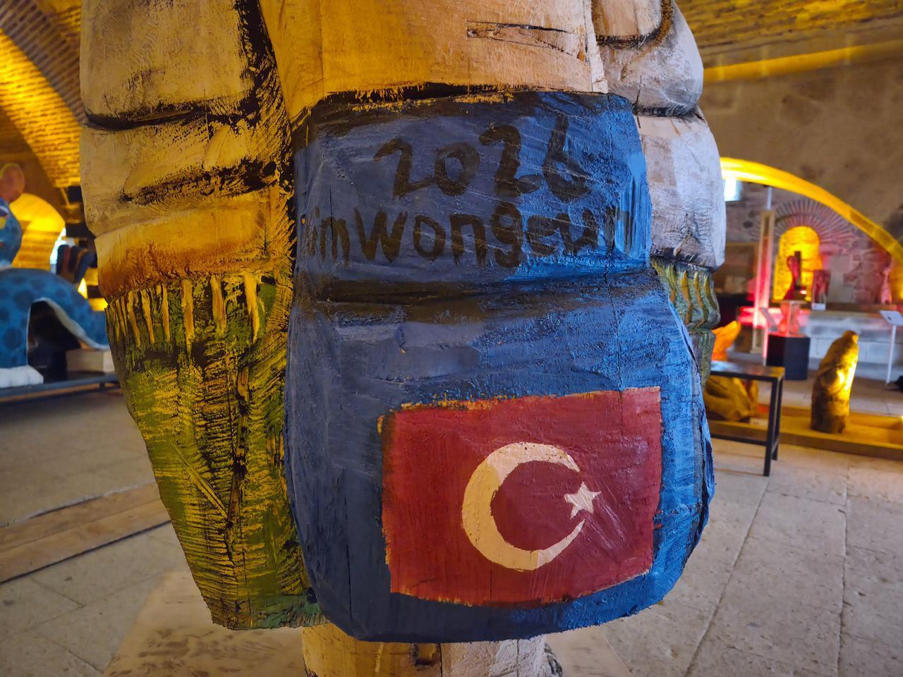 He engraved the Turkish flag on the sculpture’s gloves in memory of Turkish soldiers who were martyred in the Korean War. Eskisehir, Türkiye, June 19, 2026. (IHA Photo)
