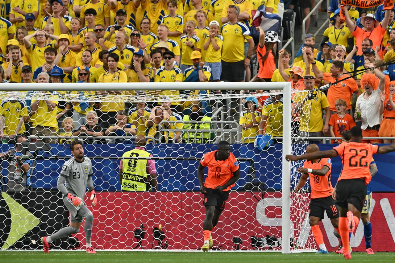 Netherlands' forward #19 Brian Brobbey (C) celebrates next to Sweden's goalkeeper #23 Kristoffer Nordfeldt (L) after scoring a goal during the 2026 World Cup Group F football match between the Netherlands and Sweden at the Houston Stadium in Houston on June 20, 2026.  (AFP Photo)