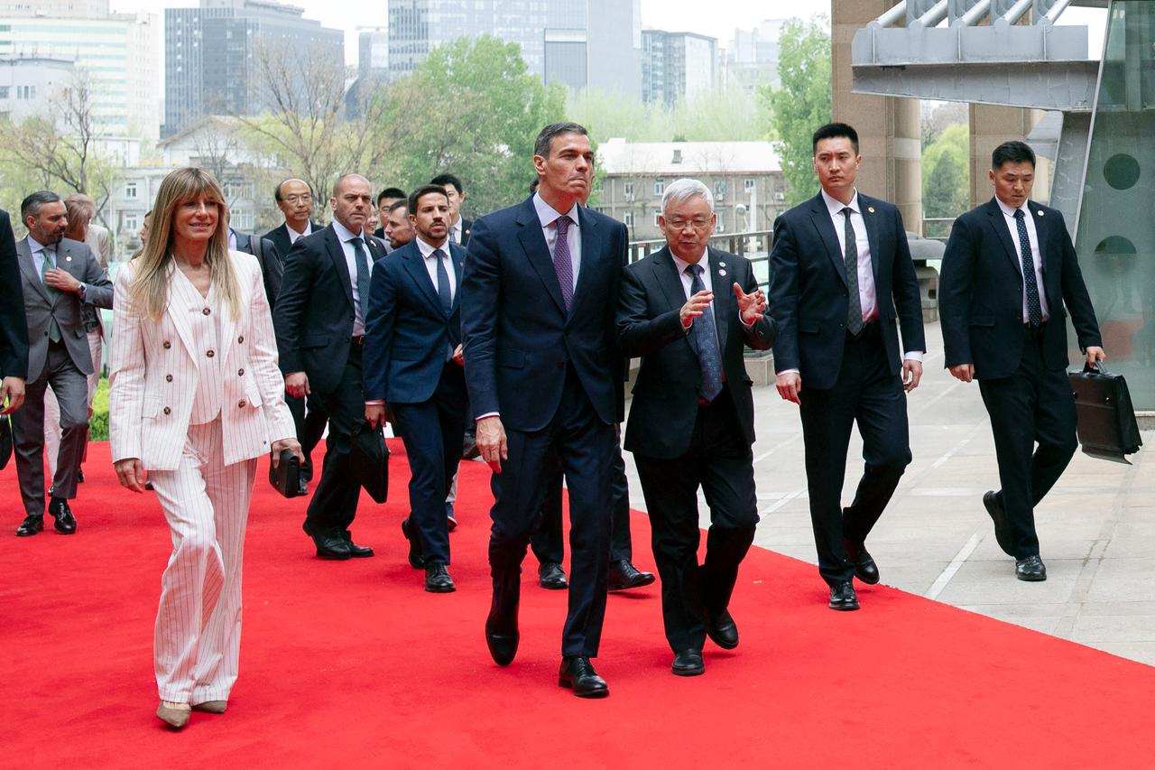 Spanish Prime Minister Pedro Sanchez (CL) and his wife Begona Gomez (L) arrive to the University of Chinese Academy of Sciences in Beijing on April 13, 2026. (AFP File Photo)
