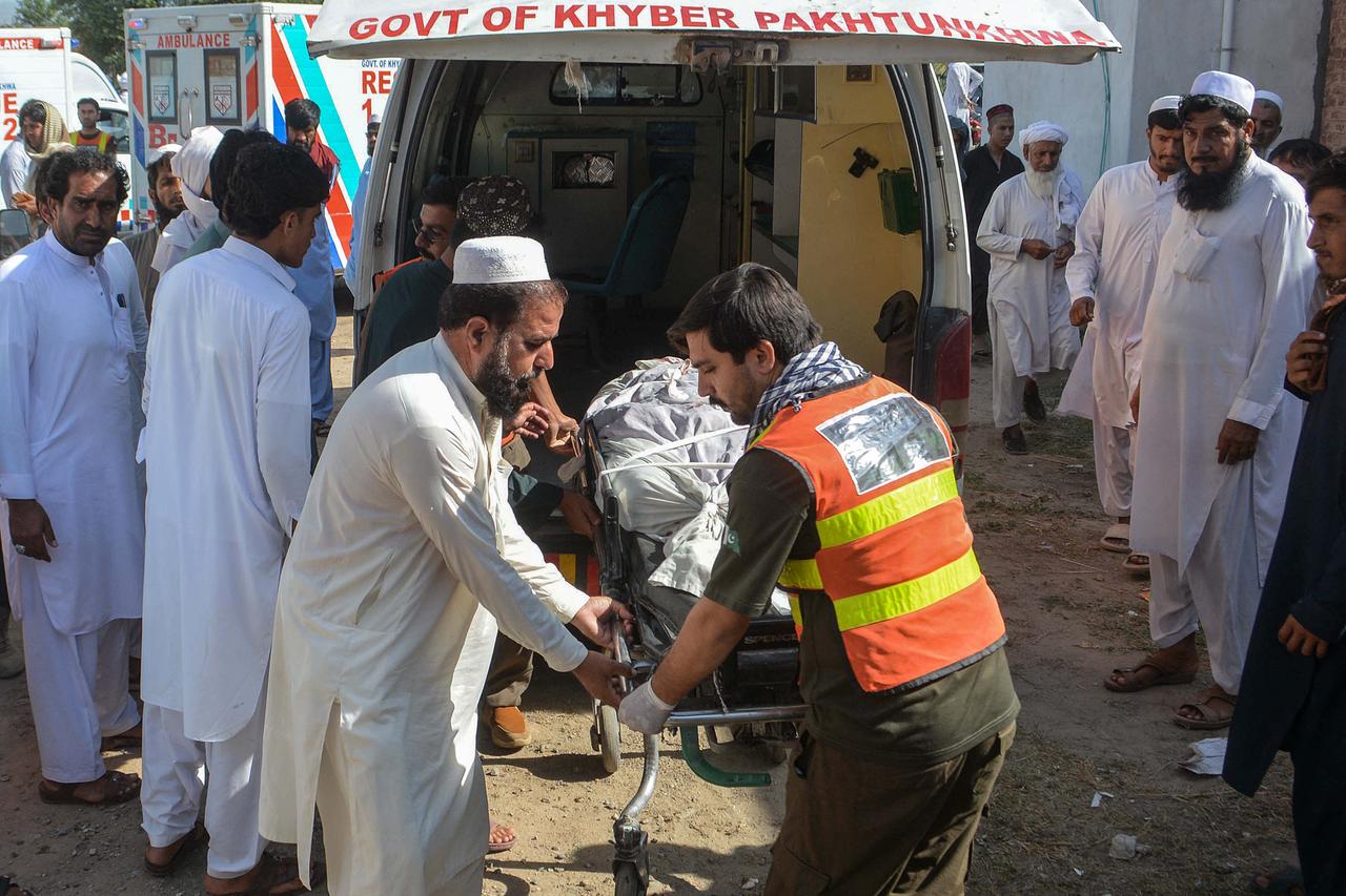 Twin roadside blasts kill 7 in northwestern Pakistan