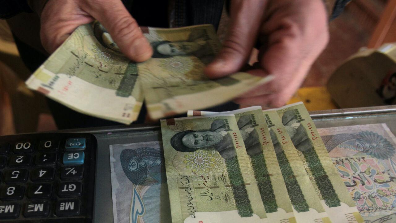 An Iraqi money dealer counts Iranian rial banknotes bearing a portrait of the late founder of the Islamic Republic of Iran, Ruhollah Khomeini, at an exchange office in Baghdad, Feb. 3, 2012. (AFP Photo)