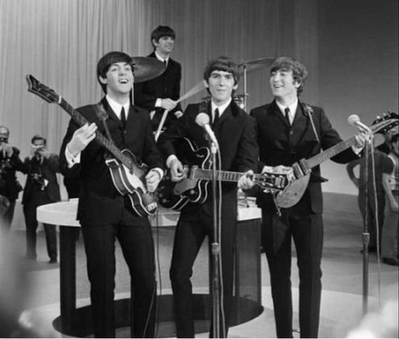 A British rock band performs on “Top of the Pops” in 1964. (Photo via social media)