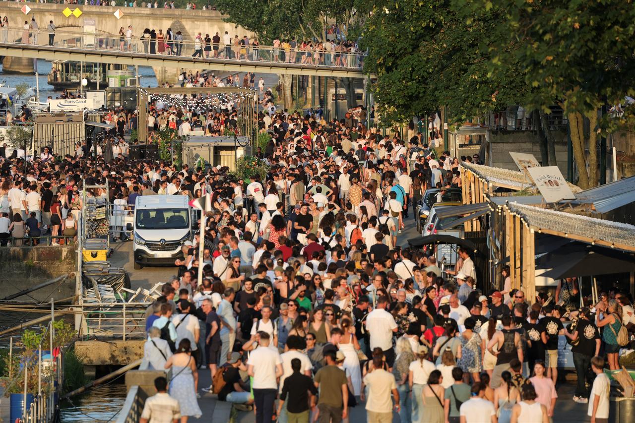Music enthusiasts gather for free concerts on the banks of the Seine River during France's annual street music festival, the Fete de la Musique, in Paris on June 21, 2025. (AFP Photo)