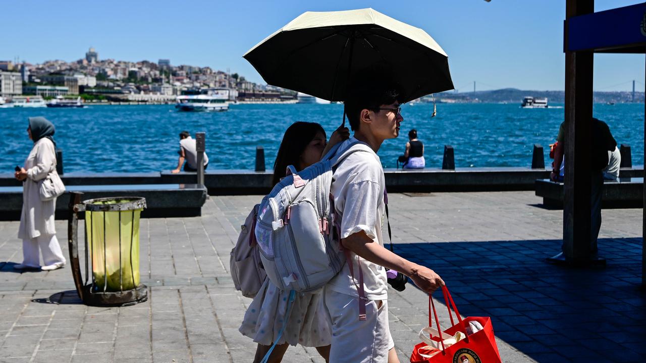 Heatwave grips Türkiye as crowds turn to coast