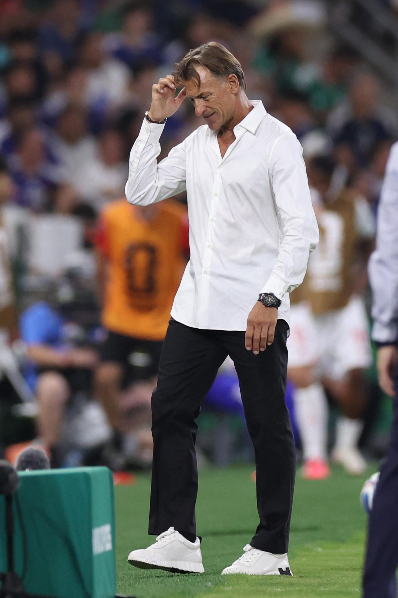 Tunisia's head coach Herve Renard reacts from the sidelines during the match between Tunisia and Japan on June 20, 2026.  (AFP Photo)