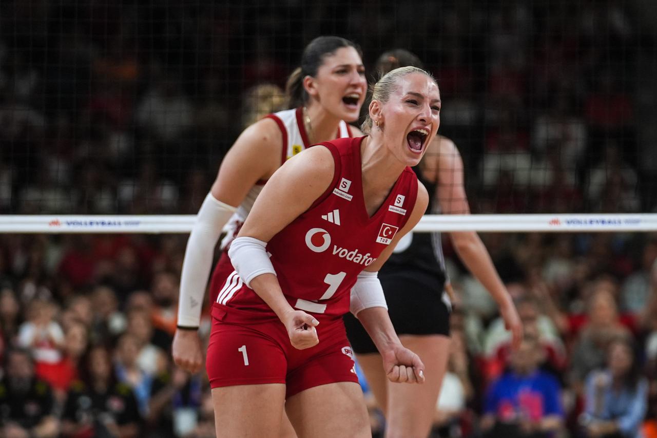 Turkish women's volleyball team battles back to beat Germany 3-2 in Nations League