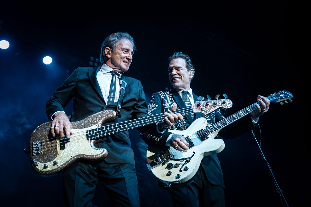 U.S. musician Chris Isaak shares the stage with a band member during a concert as part of his Türkiye tour, June 2026. (AA Photo)